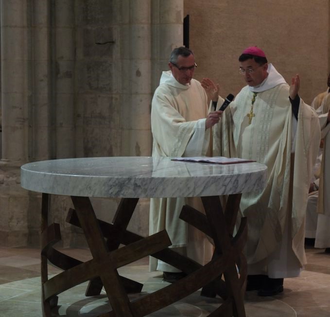 L'évêque debout à l'autel, les mains levées