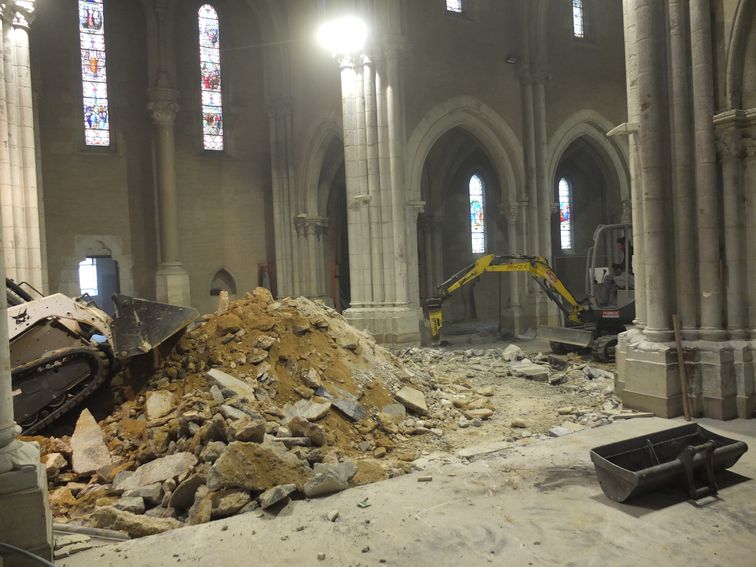 tas de décombres au milieu de l'église
