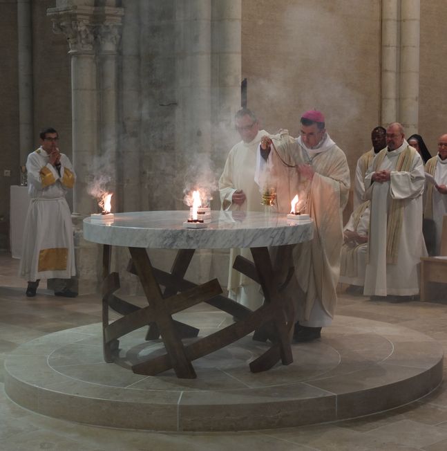 L'encens se consume sur l'autel illuminé par les flammes