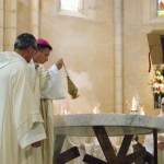L'évêque fait le tour de l'autel pour l'encenser