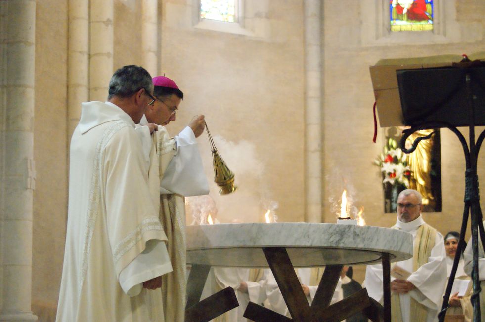 L'évêque fait le tour de l'autel pour l'encenser