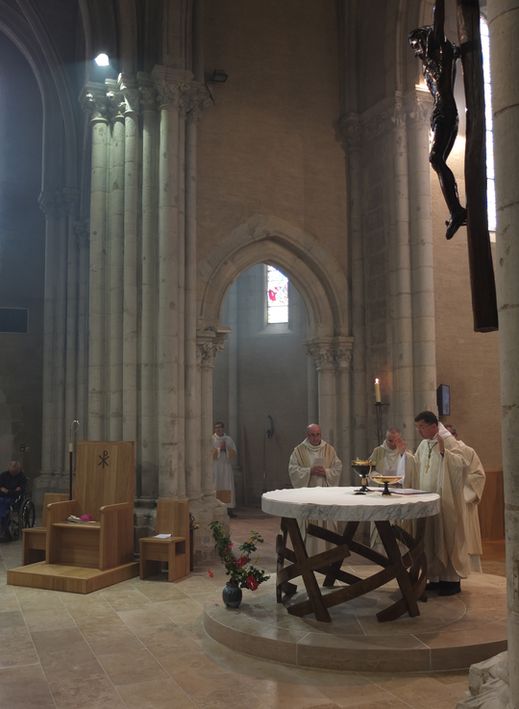 L'évêque célèbre à l'autel