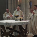 Le père abbé proclame une intercession de la prière eucharistique
