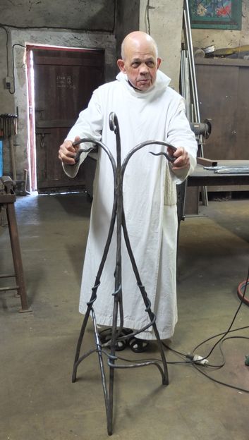 Fr Thibaud devant l'ambon en cours de fabrication