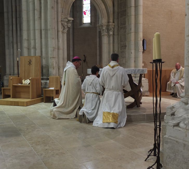 L'évêque à genoux devant l'autel