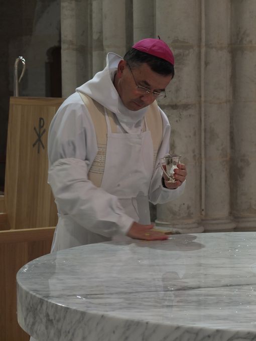 l'évêque fait pénétrer le saint Chrême dans la pierre