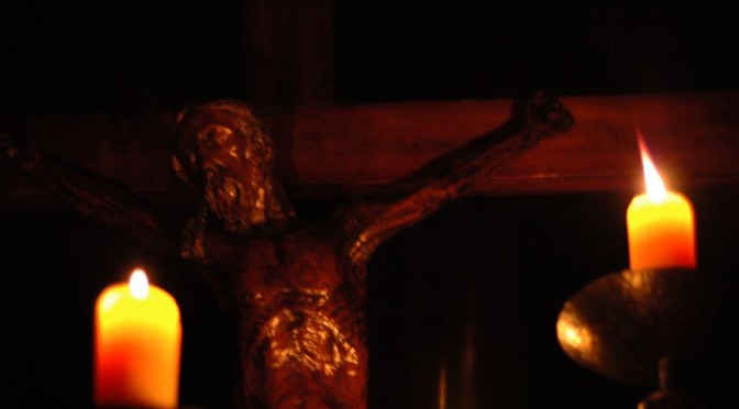 Visage du Christ en croix et bougies pour la Semaine Sainte C