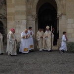 l'évêque sortant de l'église salue les prêtres et religieux