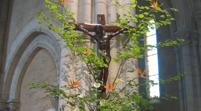 Croix fleurie pour le 2e dimanche de Pâques