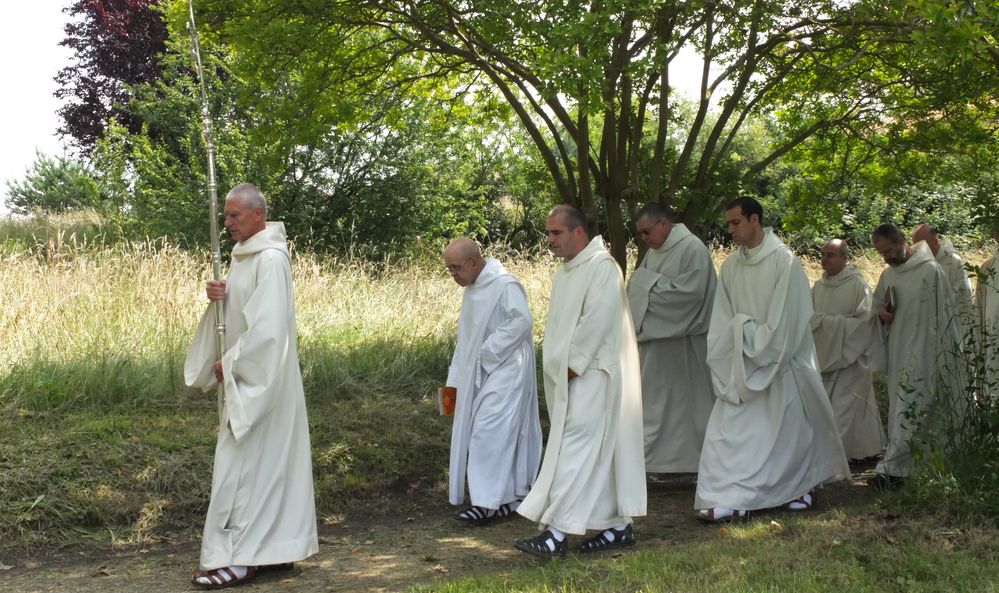 procession des moines de Maylis dans la nature