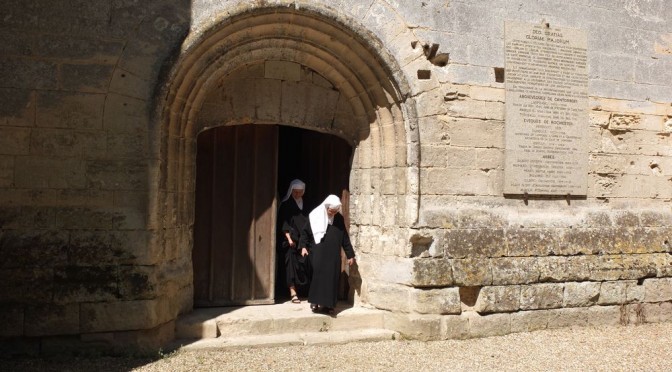 deux soeurs sortent par une porte d'église pour le 21e dimanche ordinaire C