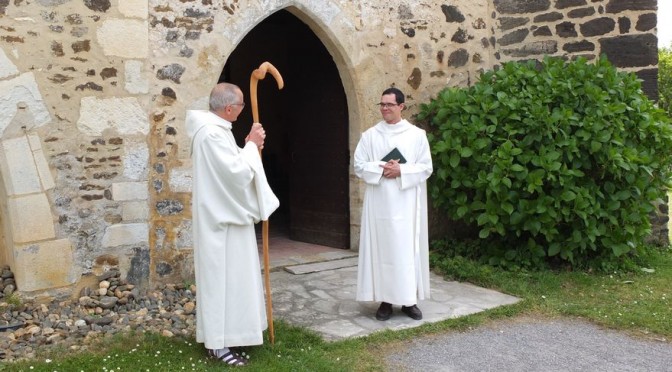 Fr Marie et le père abbé à la sortie de l'église