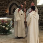 Le père abbé présente la Règle de Saint Benoit au novice