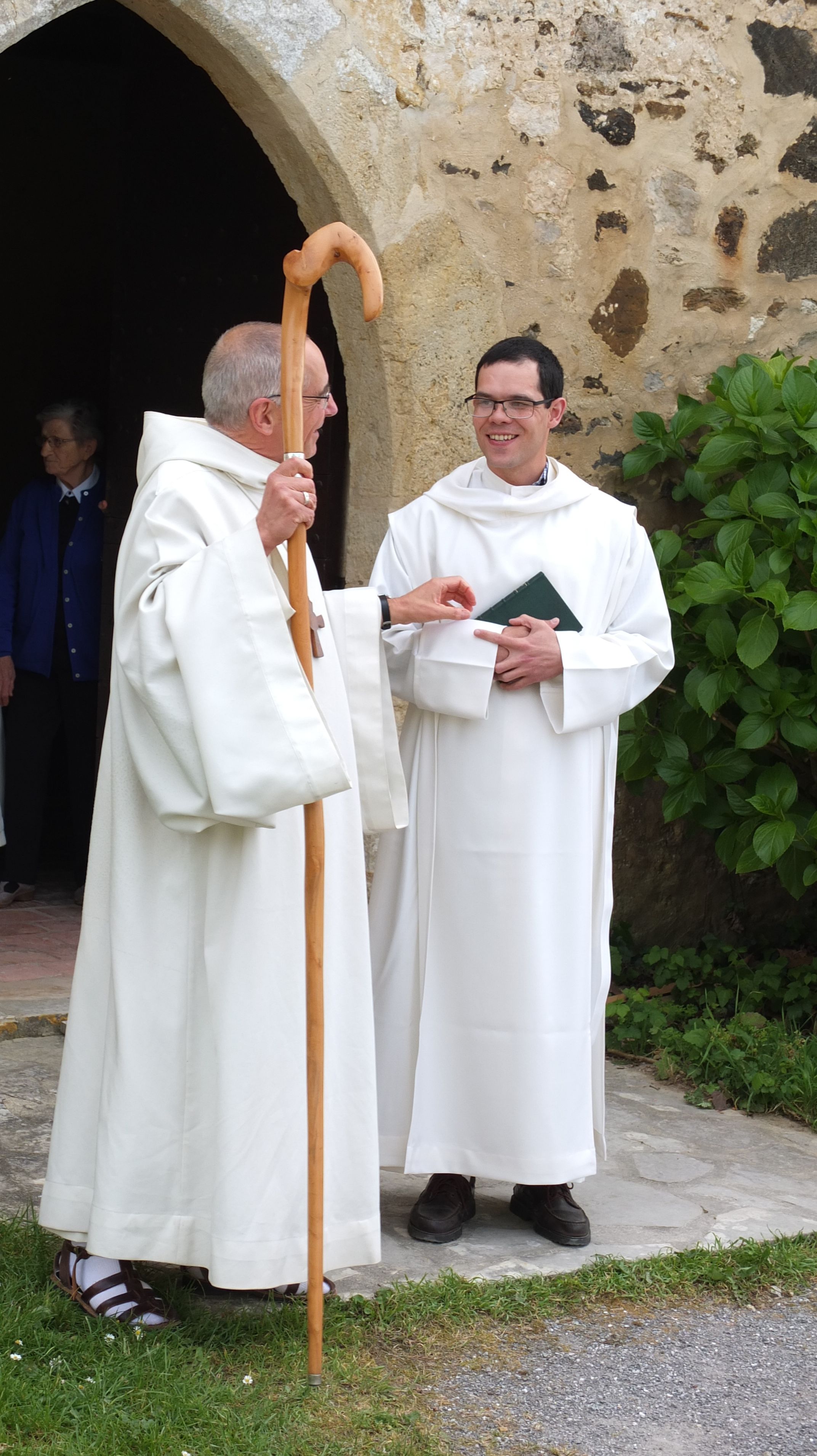 le père abbé et le novice à la sortie de l'église