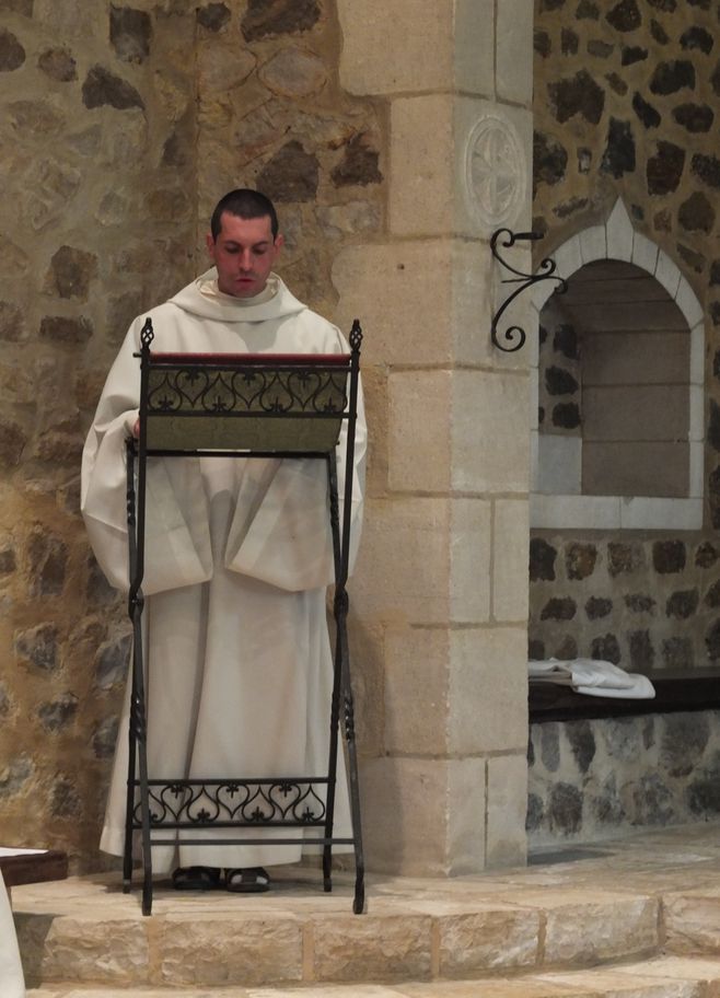Fr Oliveto lit à l'ambon