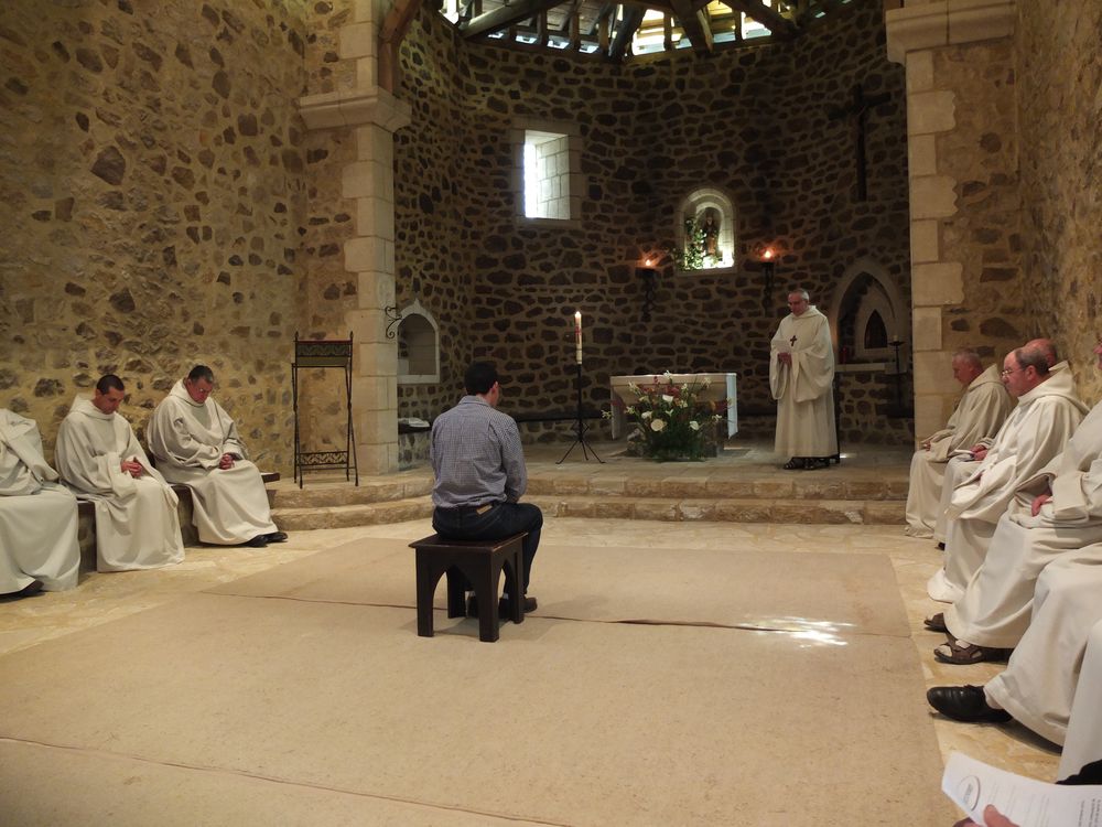 Le postulant est assis entre les frères, et le père abbé donne l'homélie