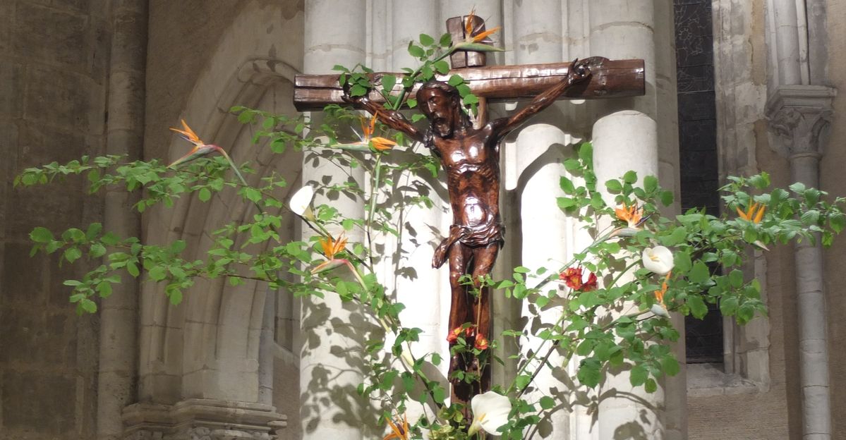 Croix fleurie, avec le Christ