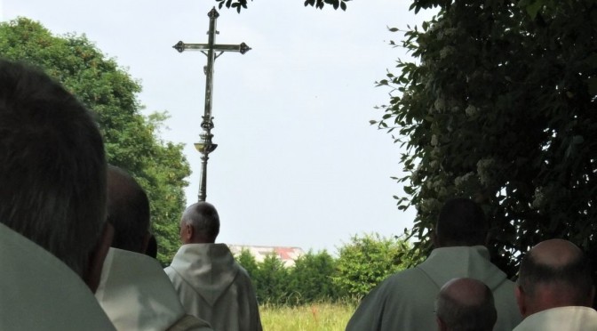 Moines en procession derrière la croix