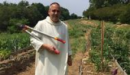Fr Joseph, en habit blanc, dans les champs