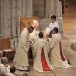 l'évêque remet l'évangéliaire à fr Grégoire