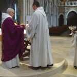 frère Grégoire apporte la patène à l'autel