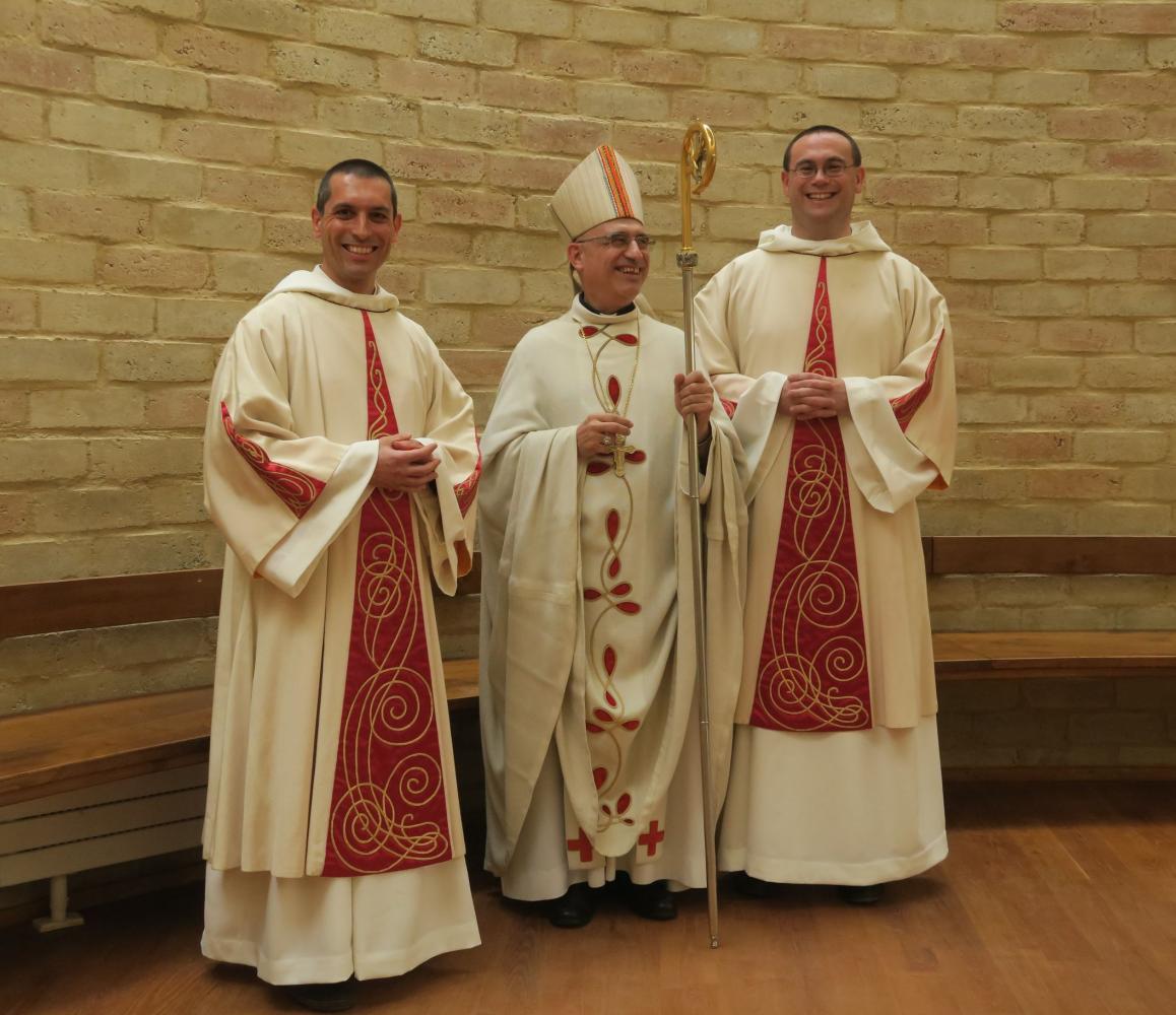 Monseigneur Souchu entouré de frère Oliveto et frère Grégoire après la messe d'ordination diaconale