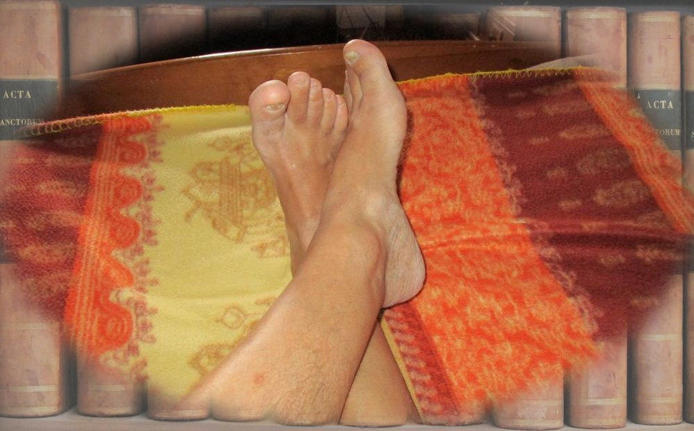 pieds croisés sur un tissus coloré