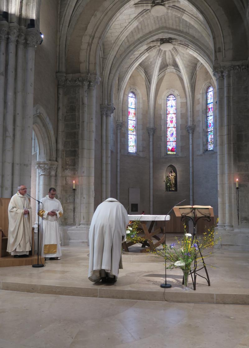 Fr Comlomban incliné devant l'autel