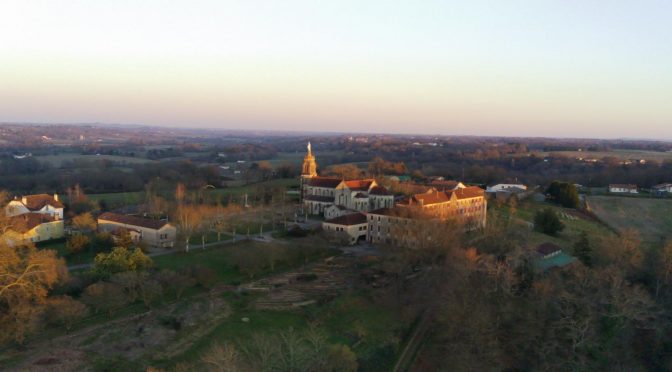 vue de l'abbaye de Maylis au coucher du soleil